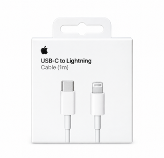 تصویری از بستهبندی سفید و مینیمال کابل USB-C به Lightning با طراحی ساده و رسمی. روی قسمت جلویی بستهبندی، لوگوی اپل و عبارت USB-C to Lightning Cable (1m) دیده میشود. در بخش مرکزی تصویر، دو سر کابل شامل کانکتور USB-C و کانکتور Lightning بهصورت واضح نمایش