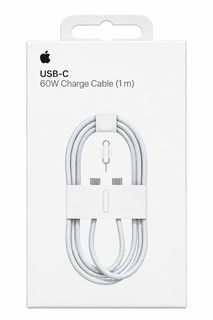 تصویری از بستهبندی یک کابل USB-C سفید روی پسزمینه کاملاً سفید است. جعبه طراحی ساده و مینیمالی دارد و در قسمت بالایی آن لوگوی اپل و عبارت USB-C 60W Charge Cable (1 m) دیده میشود. در بخش مرکزی جعبه، تصویر کابل سفیدِ بافتهشده قرار گرفته که به شکل مرتب دا